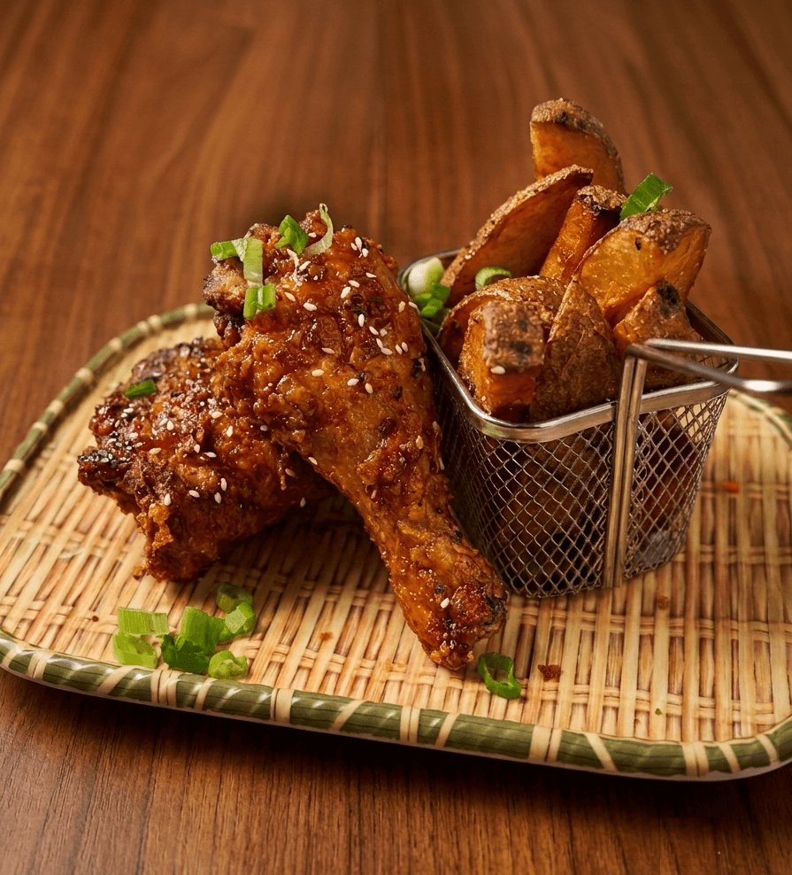 Poulet frit sauce BBQ avec frites et salade