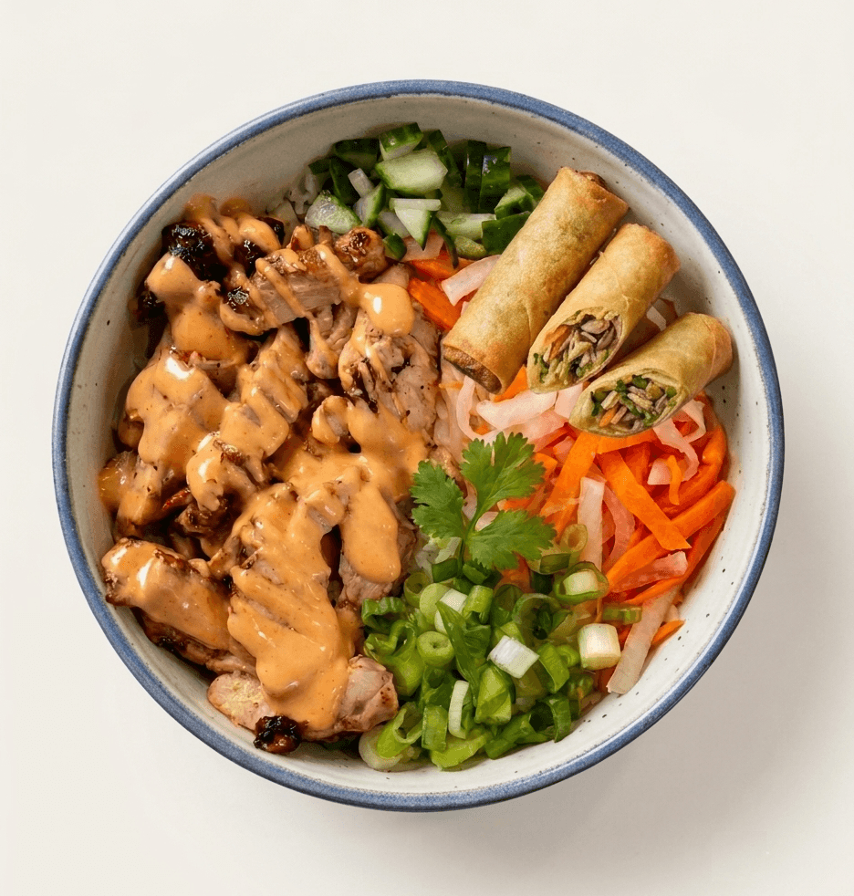 Bol de poulet grillé avec riz, salade et rouleaux de printemps